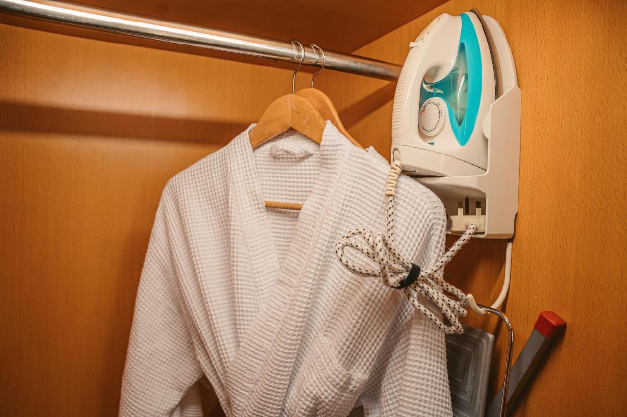 吉隆坡嘉登斯圣吉尔斯签名酒店及公寓 外观 照片 A bathrobe