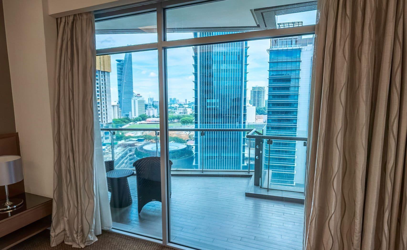吉隆坡嘉登斯圣吉尔斯签名酒店及公寓 外观 照片 A sliding door